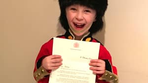 一个梦想成为警卫的六岁男孩得到了女王的回应