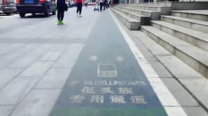 中国城市为带着手机走路的人设置专用车道