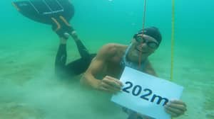 一名男子在水下一口气游了最长时间，创造了世界纪录