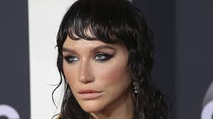 Kesha一直让男朋友在锁定期间向她申请每日屁股面具