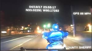 视频显示时刻警察通过将他撞到路上杀死骑自行车的人