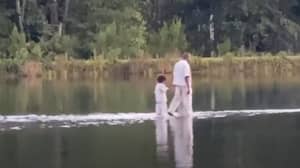 坎耶·韦斯特（Kanye West）在周日服务期间与孩子们一起在水上行走