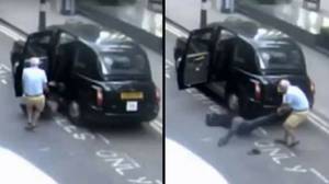 一个黑色的出租车司机把一个不省人事的人从出租车里拖出来，扔在了街上
