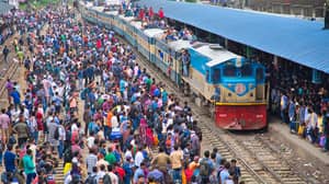 视频显示孟加拉国人们在火车顶上冲浪