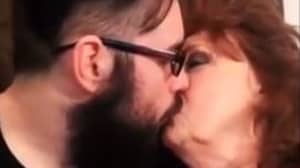 一对年龄相差53岁的情侣在电视台上互相模仿歌曲和接吻