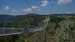 葡萄牙的桥梁允许徒步旅行者越过175米河峡谷