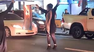 一名女子在悉尼抗议活动中焚烧以色列国旗后被起诉
