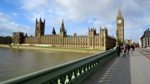 英国议会清洁工在办公室发现“呕吐物和用过的避孕套”