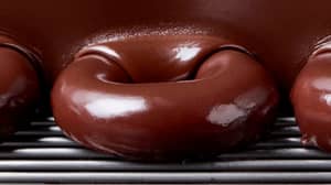 Krispy Kreme释放了一个日食主题的Dunknut，看起来很美味