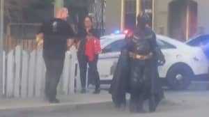 在提供帮助之后被警方送到蝙蝠侠的男人