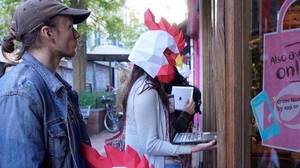 素食主义者戴着鸡肉面具在南多餐厅外抗议