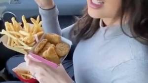 TikToker分享了麦当劳在车里吃食物却不弄乱的诀窍