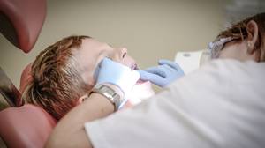 去年的NHS花了近40米的删除了孩子的腐烂的牙齿