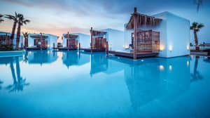 希腊酒店的水上小屋比马尔代夫便宜得多