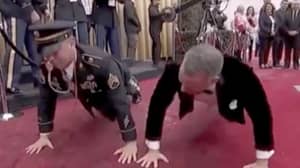 汤姆·汉克斯（Tom Hanks）在奥斯卡红地毯上与美国陆军中士一起俯卧撑