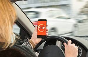 新的道路标志检测电话信号，警告司机不使用手机
