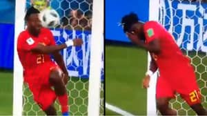 在世界杯对阵英格兰的比赛中，比利时的米基·巴特舒瓦伊在庆祝进球时被击中脸部