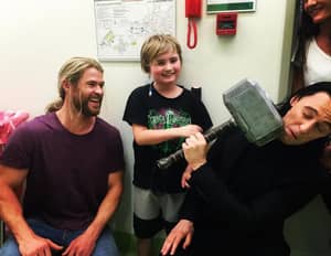 雷神（Thor）和洛基（Loki）演员在休息期间参观了儿童医院