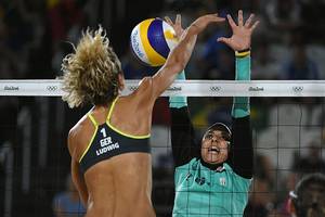 妇女的沙滩排球比赛突出了里约的不同文化