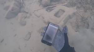 潜水员在湖底找到iPhone，并返回所有者