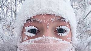 俄罗斯女孩用冻结的睫毛股份股票甚至吓坏了夏天selfie