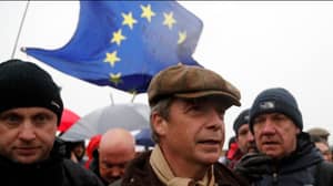 大约有200人出现在奈杰尔·法拉奇（Nigel Farage）的英国脱欧游行中