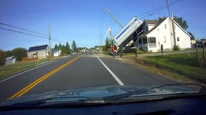 令人难以置信的镜头显示卡车翻转并降落在房屋上的那一刻