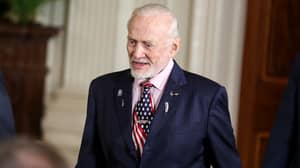 Buzz Aldrin刚满89岁，他曾经猛击过月亮的阴谋理论家的脸