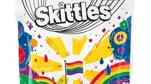 Skittles沟渠彩虹色再次庆祝自豪感