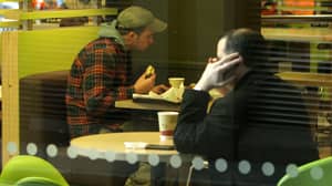 十分之一的成年人认为他们的伴侣在没有他们的情况下吃麦当劳和欺骗一样糟糕
