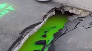 巨大的污水渗出加拿大街的鲜绿色液体