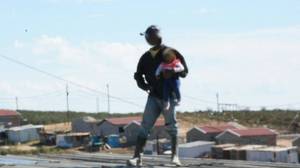 婴儿在南非拯救在南非在抗议期间由父亲扔在屋顶之后