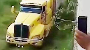 墨西哥官员发现一辆冷藏卡车，里面有157具腐烂的尸体