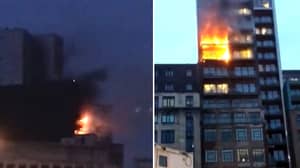 曼彻斯特消防员正在与12层建筑物上的大火作斗争