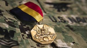 海军印章授予奖牌，用于拯救三个rip Current