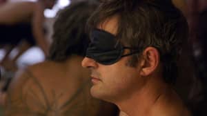 路易斯·塞洛克斯(Louis Theroux)为新纪录片在“感官饮食派对”脱光衣服