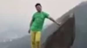 一个男人的练习倒立在悬崖边缘 - 你能猜出接下来发生了什么吗？