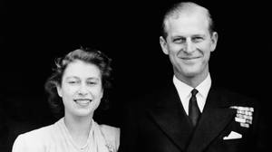 照片中，女王和菲利普亲王并排站在一起，两人相隔73年