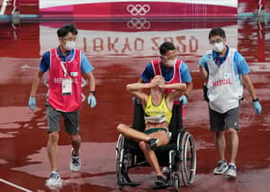 两名奥林匹克运动员在恐怖受伤后被迫离开轮椅
