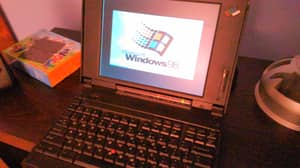 男人买了一台旧笔记本电脑，当他打开它时会有一个大规模的惊喜