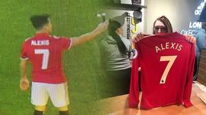 Alexis Sanchez看到的曼彻斯特联队1号衬衫在老特拉福德
