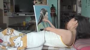 32岁的瘫痪的女人床束缚成为惊人的艺术家