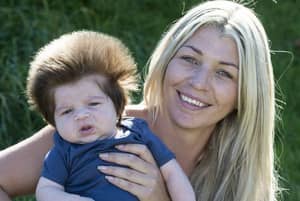 九周大的婴儿有一头蓬松的头发，比你凉爽