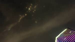 深圳的夜空中出现了神秘的看起来像ufo的光