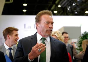 阿诺德·施瓦辛格（Arnold Schwarzenegger）说，照镜子让他吐了