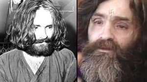 查尔斯·曼森（Charles Manson）去世前拍摄的最后一张照片