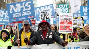 NHS证实了主要的工资七年的工资上限