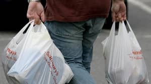 政府通过将塑料袋饲养到10P来解决环境污染