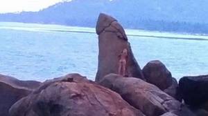 游客火花通过裸露并摩擦神圣的“阴茎”岩石来愤怒