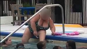 一个女人在公共游泳池里刮腿毛